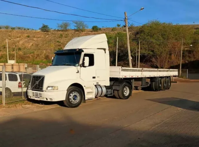 Volvo NH 2003 + carreta randon porta container