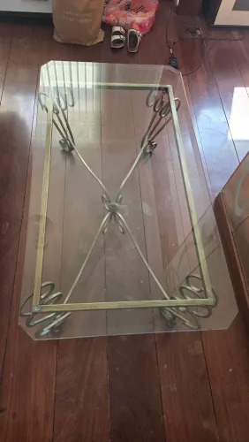 Conjunto mesas de centro e canto com pés de ferro e tampo de vidro.