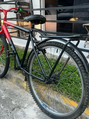 ? Bicicleta nas cores vermelha e preta, com visual estiloso e bagageiro traseiro.