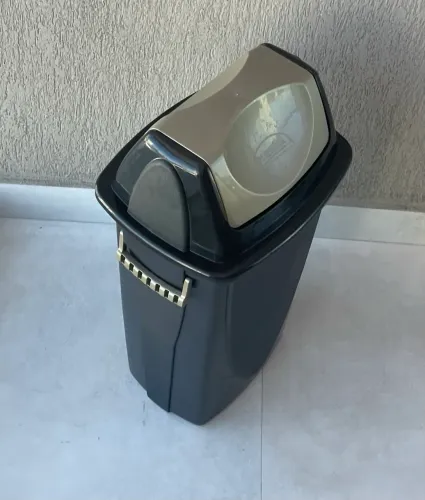 Lixeira de plástico grande preto e dourado
