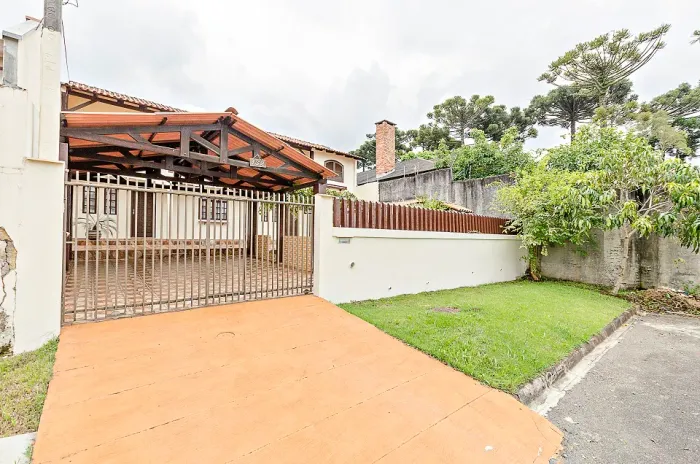 Sobrado com 200m² e 5 quartos no Ecoville