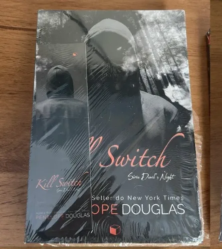Box / Kit 2 Livros Devil's Night (Hideaway + Kill Switch) - Penelope Douglas