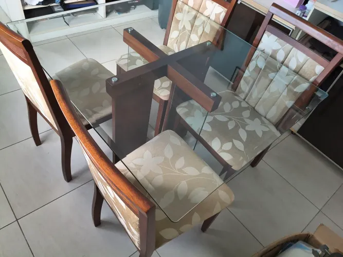 Mesa de jantar de vidro 4 lugares