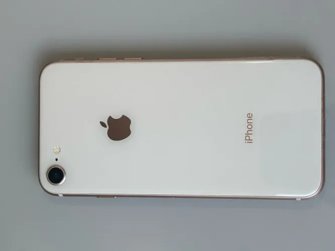 iPhone 8 64 GB dourado com caixa e acessórios