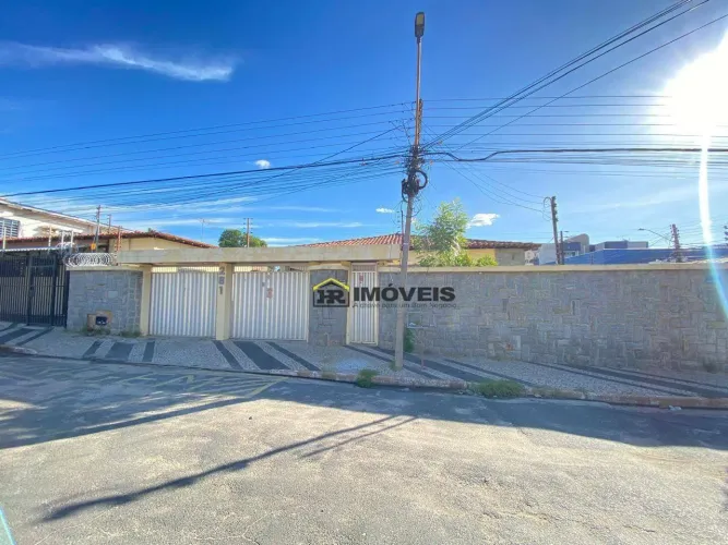 Casa para Aluguel com 3 Quartos, Piscina e Garagem para até 5 Carros no São Cristóvão