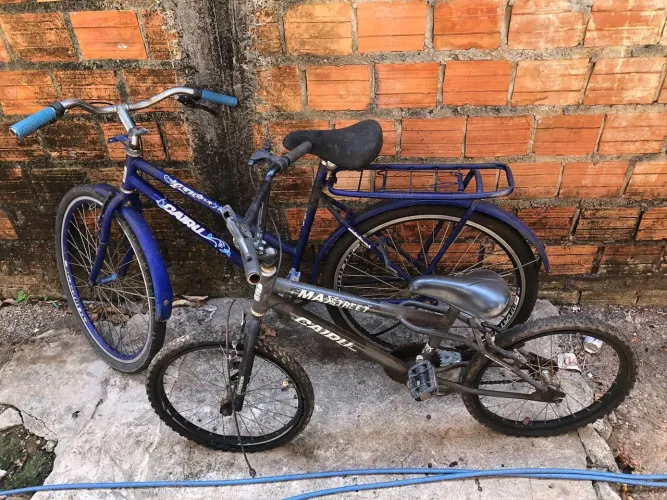 Bicicleta uma adulto outra infantil