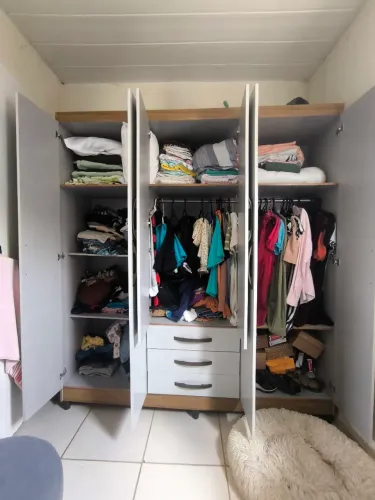 Guarda roupa 6 portas 3 gavetas semi novo.