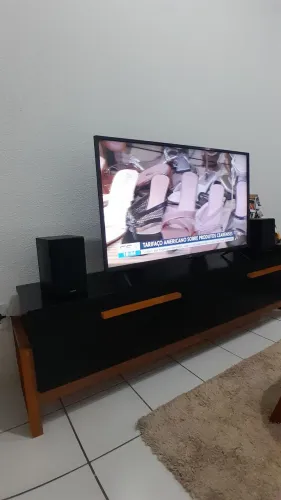 Rack preto para sala