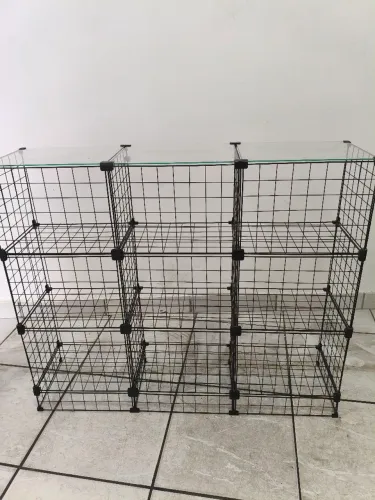 Balcão aramado com tampo de vidro