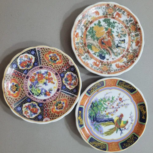 3 pratos decorativos de porcelana japonesa 