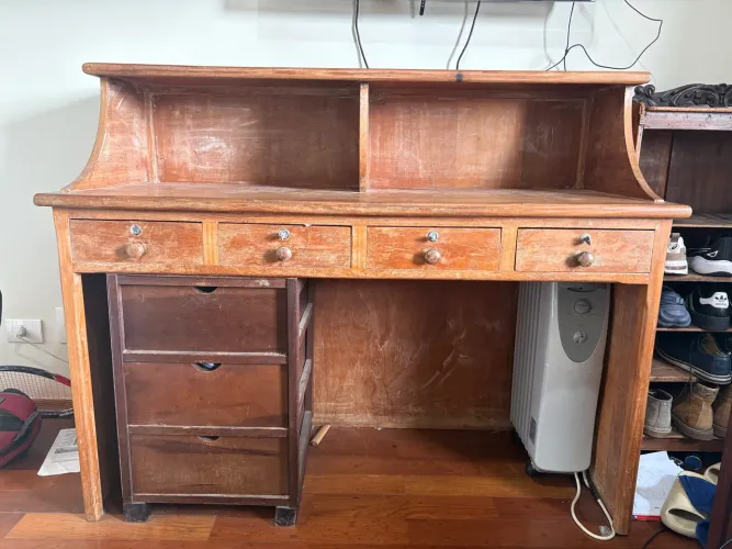 Escrivaninha de madeira usada - 4 gavetas. 