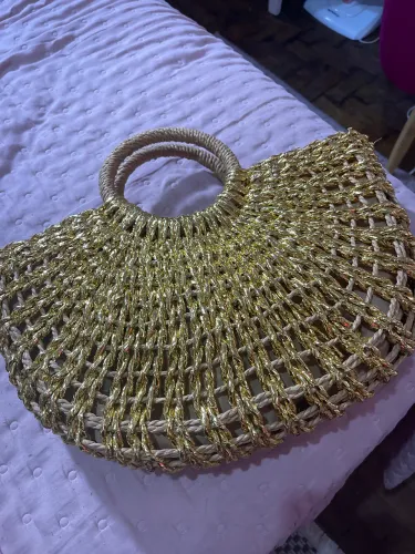 Vendo bolsa palha com detalhes dourado