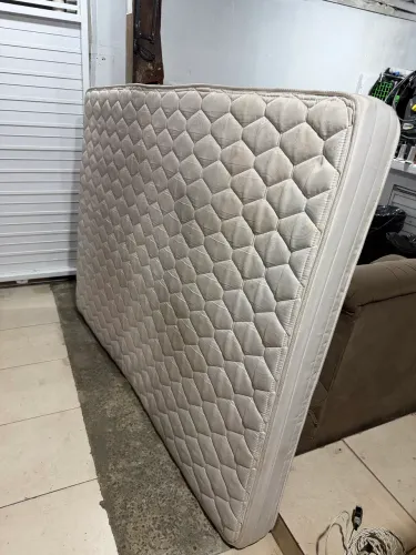 Colchão de casal usado