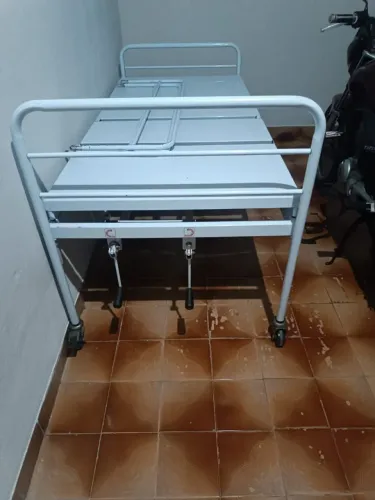 Cama hospitalar e cadeira de banho