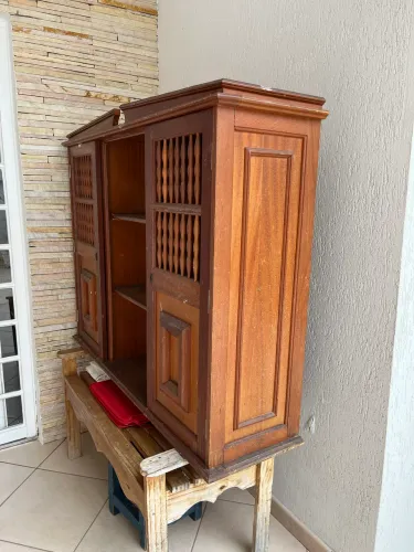 Cristaleira antiga de cerejeira