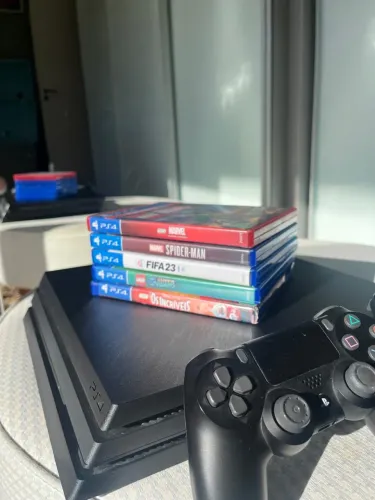 PS4 Pro + 2 controles + 5 jogos. Completo e funcionando! R$ 2.050