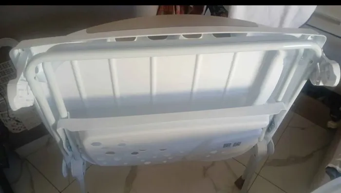 Banheira com trocador e suporte para guarda as coisas do bebê 