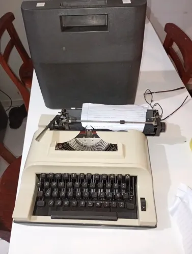 Vendo Máquina de datilografia Remington Ipanema, em ótimo estado , funcionando e com tampa