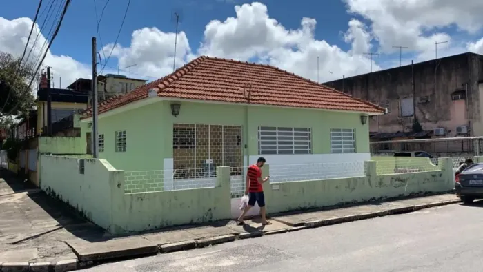 Casa para venda  com 6 quartos em Cordeiro - Recife - Pernambuco