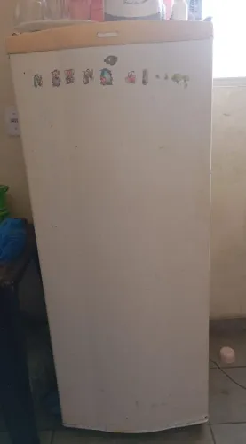 Vende-se uma geladeira gelando perfeitamente