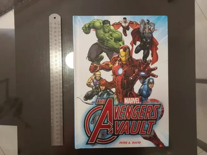 Livro Marvel: The Avengers Vault (Usado)