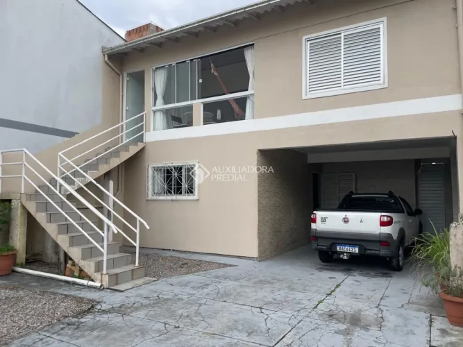 Casa com duas moradias a poucos metros da Praia da Pinheira!