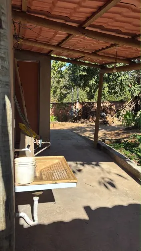 Vende-se chácara com casa e pomar.