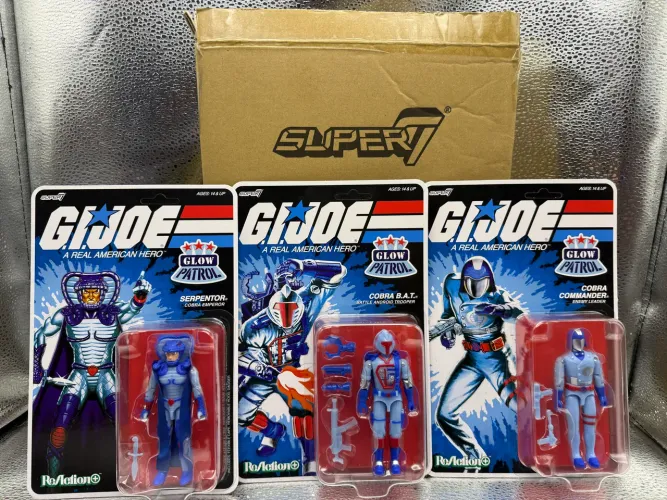 Gi Joe Super7 Reaction+ Glow Patrol Cobra Commander, Serpentor e BAT Comandos em ação