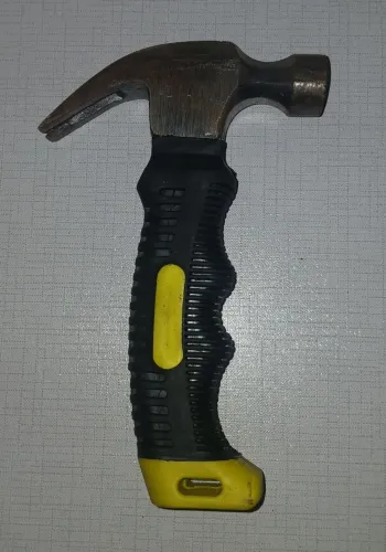 MARTELO SO USADO UMA VEZ 15 REAIS MORO NA PIABETA