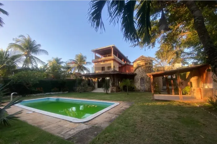Casa mágica reformada na Vila de Ponta Negra com 3 quartos, jardim amplo, piscina e churra