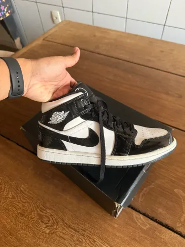 Air Jordan mid carbon fiber