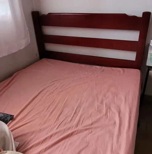 Vendo cama de madeira de casal com colchão
