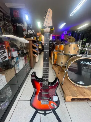 Guitarra Strato G 100 Sunburst com Escudo Tortoise GIANNINI