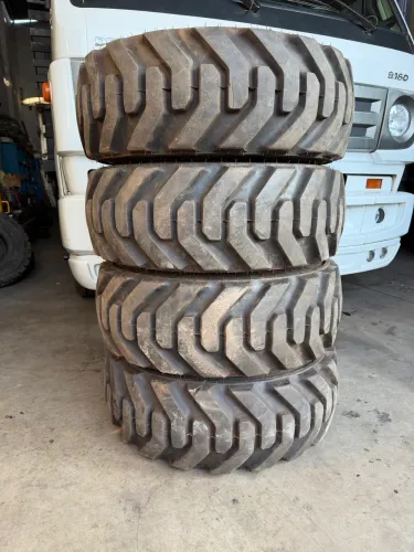 Pneus e rodas Cat 226