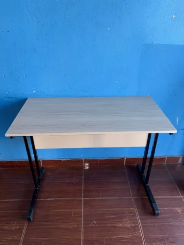 Mesa reta sem gaveta - nova