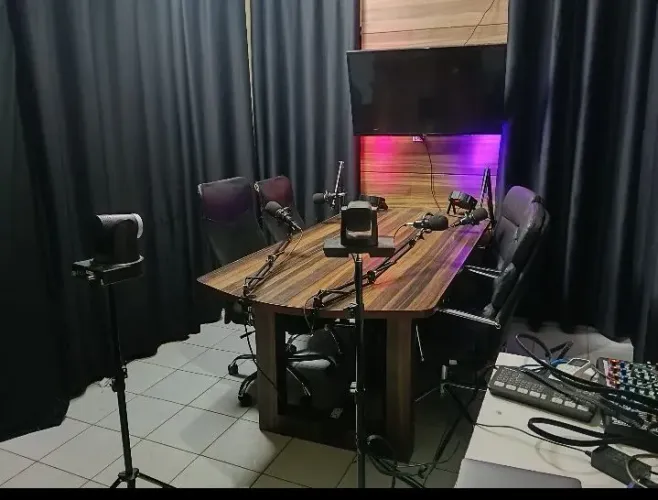 Estúdio de podcast profissional (troco em carro)