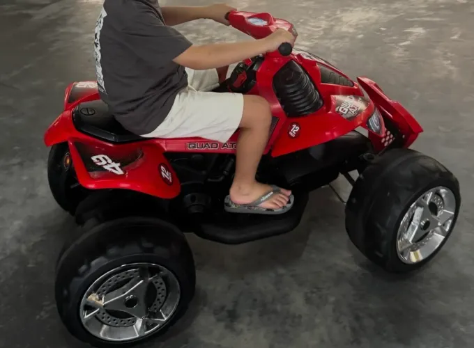O quadriciclo infantil elétrico 2765 da Bandeirante com motor 12V