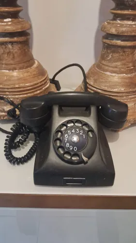 Antigo telefone de disco em baquelite perfeito estado de <br>belíssimo item para decoração 
