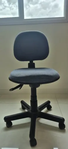 Cadeira de Escritorio com ajuste de encosto e altura