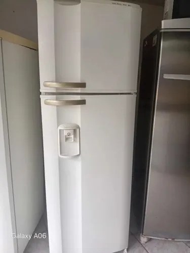Vende-se uma geladeira