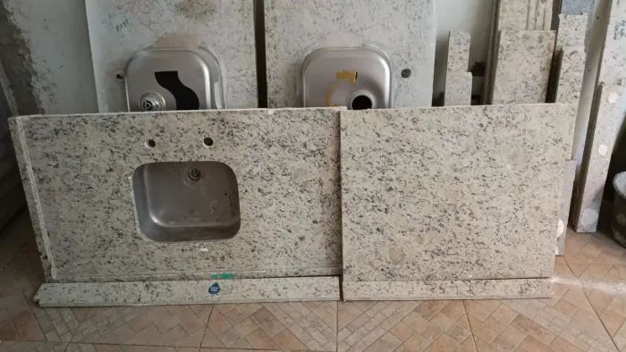 Pia de cozinha granito com área seca 1,93 x 0,65 tenho cuba lado dir e esq