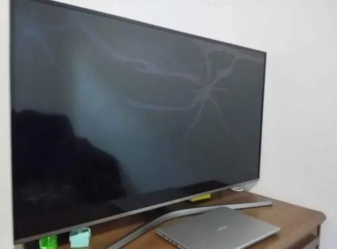 TV Samsung 49 polegadas modelo UN49KU6400G com a tela quebrada