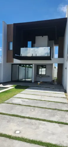 Vendo Casa no Condomínio Villa Fiori com Piscina