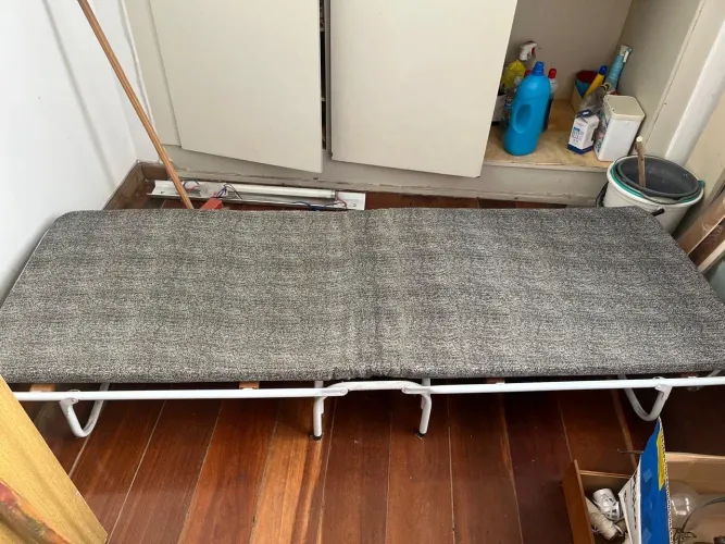 Cama dobrável metálica portátil