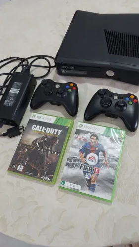 Xbox 360 slim 250Gb: 2 controles + 2 Jogos - Em até 10x