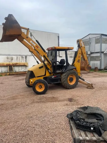Vendo retroescavadeira JCB 2010 4x2