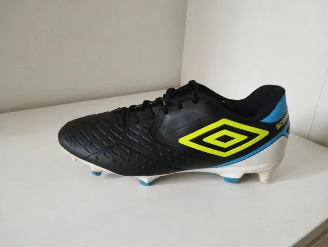 Chuteira campo - Umbro score - Tam 37