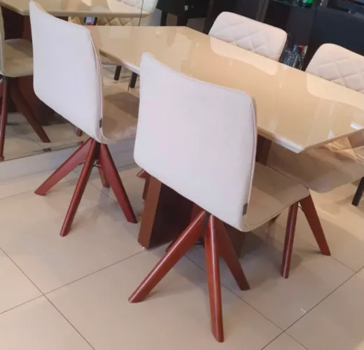 Mesa Off-white tampo de vidro com 4 cadeiras em Linho