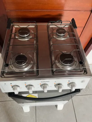 Fogão semi novo funcionando tudo perfeitamente