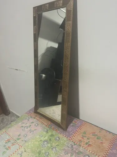 Espelho moldurado em dourado